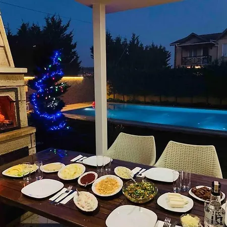 Kumbaba'da Oezel Havuz Tamamen Muestakil *
