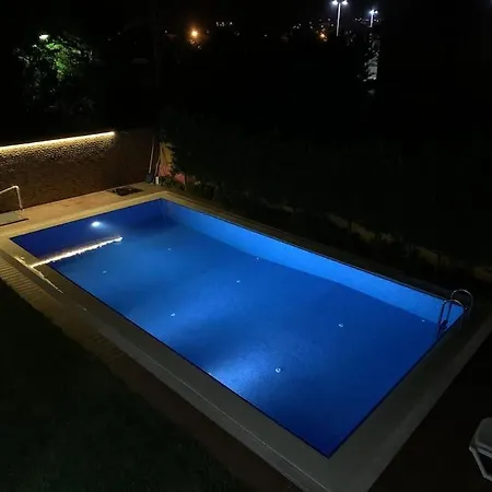 Kumbaba'da Oezel Havuz Tamamen Muestakil Sile