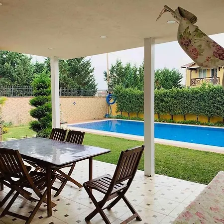Kumbaba'da Oezel Havuz Tamamen Muestakil Villa