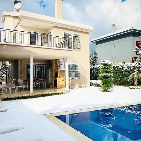 Kumbaba'da Oezel Havuz Tamamen Muestakil Villa *
