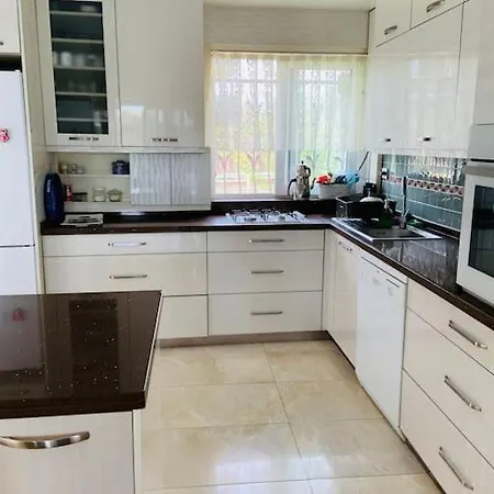 Kumbaba'da Oezel Havuz Tamamen Muestakil Sile