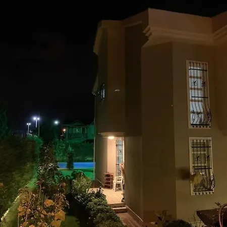 Kumbaba'da Oezel Havuz Tamamen Muestakil